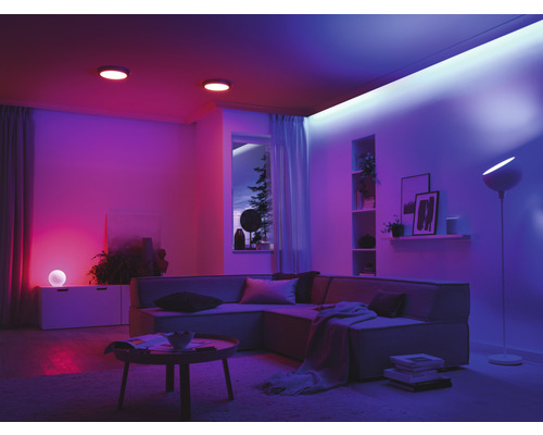 Woonkamer met verlichtingssysteem, plafondlampen, lichtbalk, vloerlamp en tafellamp