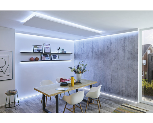 Eetkamer met eettafel, stoelen, wandplanken en ledverlichting