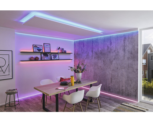 Eetkamer met eettafel, stoelen, planken en ledverlichting voor een heldere en moderne sfeer