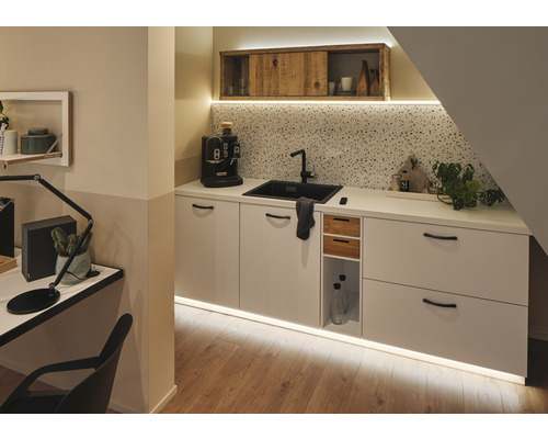 Keuken met spoelbak, kraan, werkblad, onderkasten en hangkast