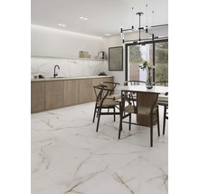 Lichte ruimte met marmeren vloer, eettafel en kitchenette voor een moderne sfeer.