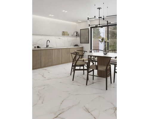 Lichte ruimte met marmeren vloer, eettafel en kitchenette voor een moderne sfeer.