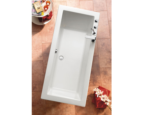 Rechthoekig bad in de badkamer met kraan