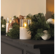 Decoratief arrangement met LED-kaarsen, dennegroen en kerstballen op een plank