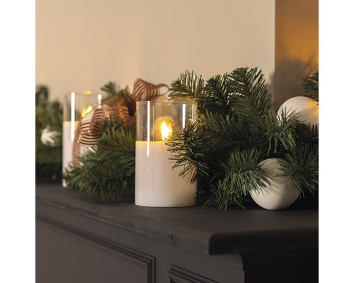 Decoratief arrangement met LED-kaarsen, dennegroen en kerstballen op een plank