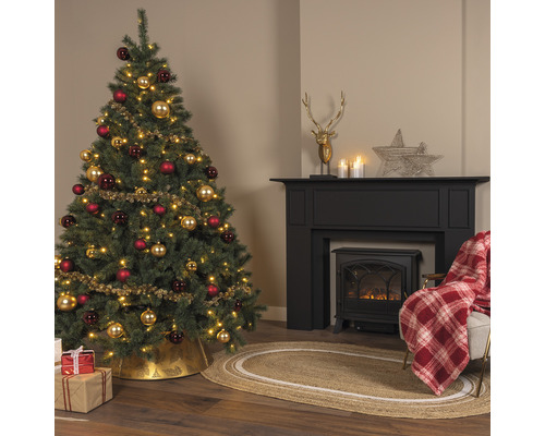 Kerstkamer met versierde kerstboom, open haard en decoraties