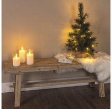 Decoratieve opstelling met LED kaarsen, kleine kerstboom en bank