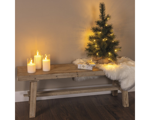 Decoratieve opstelling met LED kaarsen, kleine kerstboom en bank