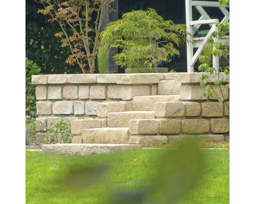 Tuinmuur met trap van natuursteen en beplanting