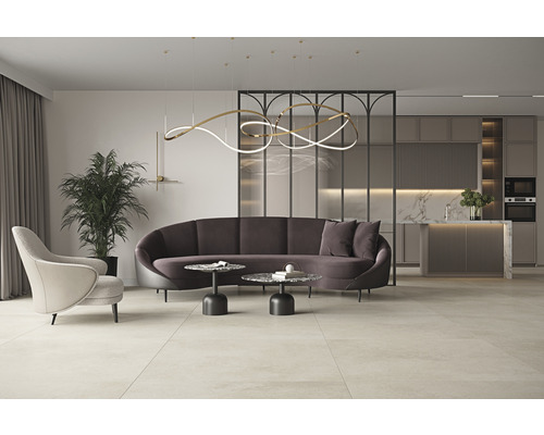 Lichte woonkamer met bank, fauteuil, tafel, kamerplant en kitchenette