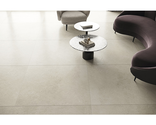 Gelegde vloer met porseleinen tegels in een woonkameromgeving.