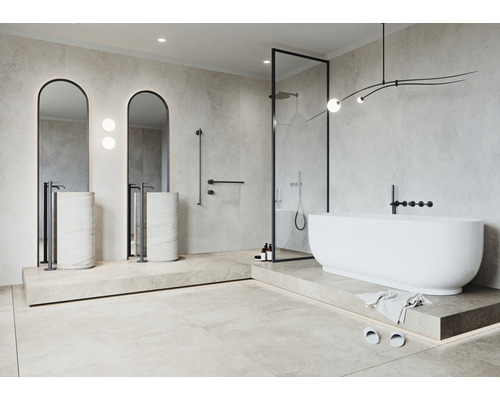 Moderne badkamer met vrijstaand bad, wastafels en douche achter glas