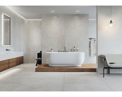 Lichte badkamer met vrijstaand bad, wastafel en zitbank