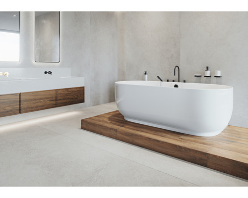 Lichte badkamer met vrijstaand bad op houten platform en wastafelmeubel met houten onderkast