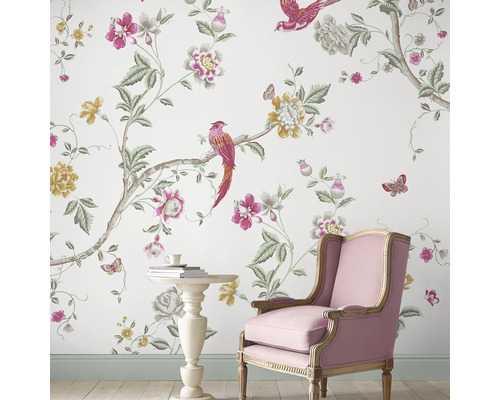 Decoratief behang met vogel-, bloem- en vlinderpatronen in een heldere kamer met een stoel