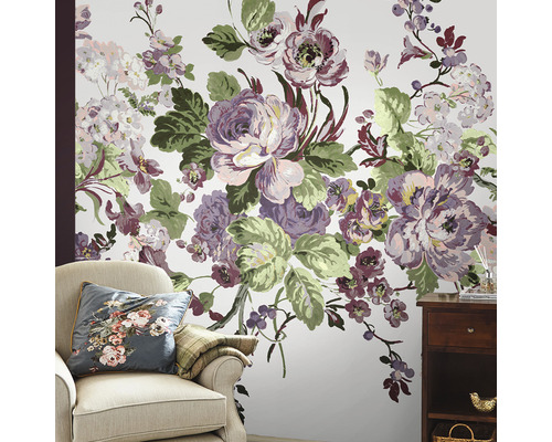 Woonkamer met bloemenbehang, fauteuil en bijzettafel