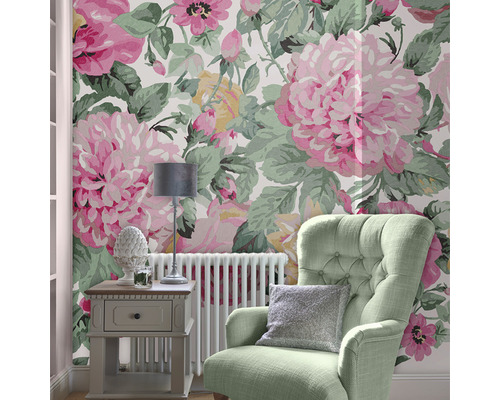 Decoratieve kamer met bloemenbehang, fauteuil, tafel en radiator
