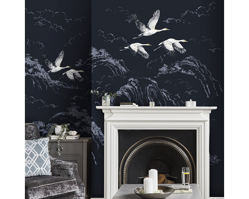 Decoratieve woonkamer met behang dat kraanvogels en berglandschappen toont.