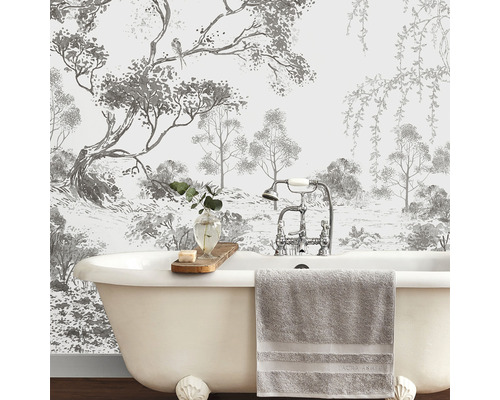 Scene met vrijstaand bad, handdoek en behang met bosmotief