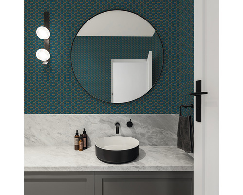 Badkamer met wastafel, spiegel en zeshoekige wandtegels