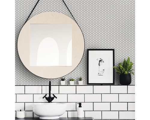 Badkamer met ronde spiegel, wastafel en decoratie