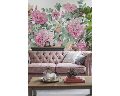 Woonkamer met bank, salontafel en bloemenbehang