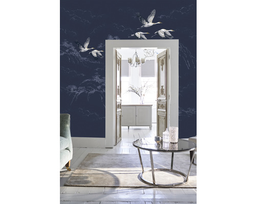 Woonkamer met behang met vogelmotief, salontafel en commode