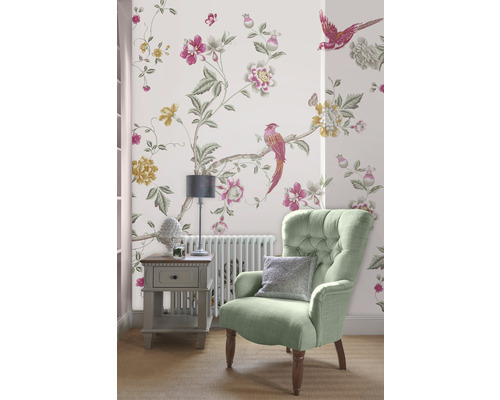 Kamerweergave met behang met patroon, fauteuil en bijzettafel