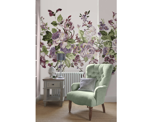 Decoratieve woonkamer met bloemenbehang, fauteuil, radiator en bijzettafel