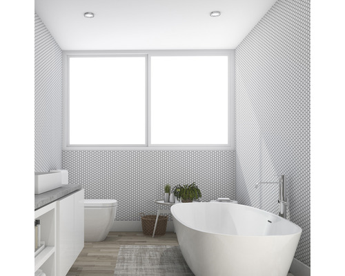 Badkamer met bad, toilet, wastafel en raam