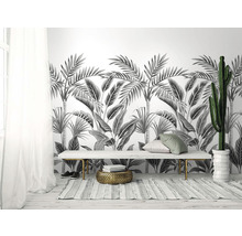 Lichte kamer met palmenbehang, bank en cactus