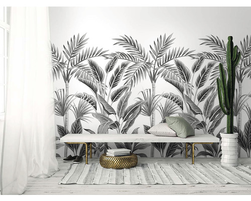 Lichte kamer met palmenbehang, bank en cactus