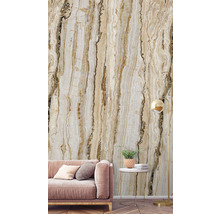 Woonkamer met marmerbehang, bank, bijzettafel en staande lamp