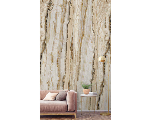 Woonkamer met marmerbehang, bank, bijzettafel en staande lamp