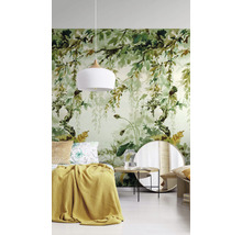Slaapkamer met fotobehang met plantmotieven, lamp, bed en spiegel
