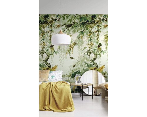 Slaapkamer met fotobehang met plantmotieven, lamp, bed en spiegel