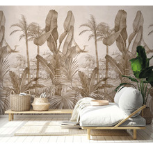 Woonkamer met behang met tropisch plantenmotief, waaronder palmen en bananenbladeren