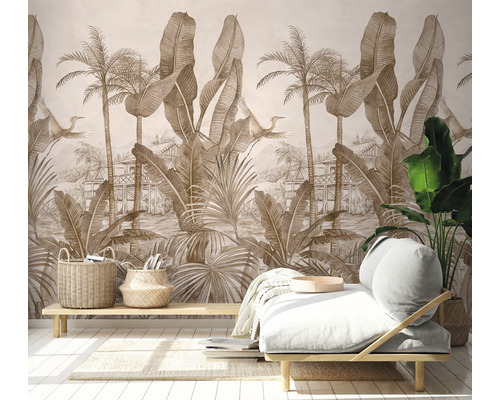 Woonkamer met behang met tropisch plantenmotief, waaronder palmen en bananenbladeren