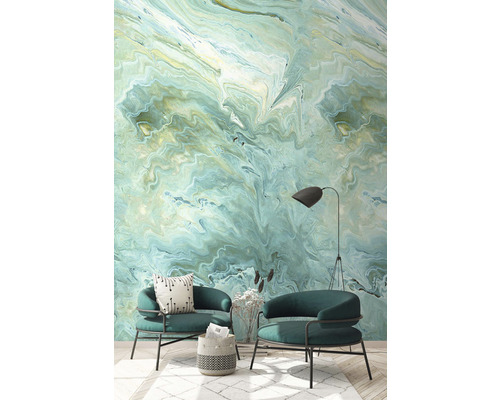 Woonkamer met twee fauteuils en een wandbekleding in marmerdesign