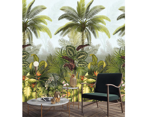 Woonkamer met palmen en tropische planten als wanddecoratie