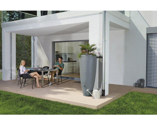 Scene met een terras met een paar, regenwateropslag, regenpijp en gieter
