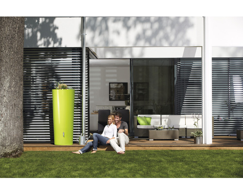 Tuinscène met een stel, een regenton en een terras met tuinmeubilair