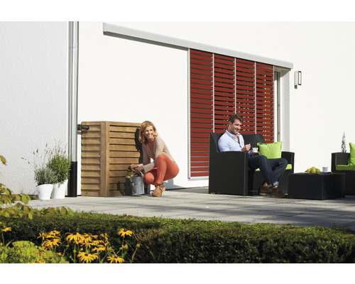 Tuinscene met waterreservoir, jaloezie en zitgroep