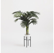 Kunstpalm in witte pot op zwarte metalen standaard
