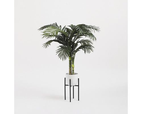 Kunstpalm in witte pot op zwarte metalen standaard