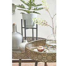 Decoratieve scène met planten en tafeldecoratie op twee bijzettafels