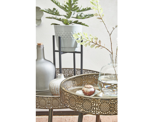 Decoratieve scène met planten en tafeldecoratie op twee bijzettafels