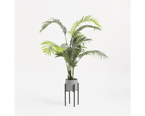 Kunstmatige arecapalm in pot op een standaard