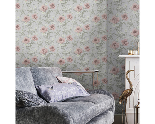 Decoratieve woonkamer met bloemenbehang, bank en open haard