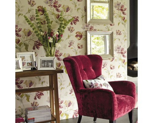 Woonkamer met bloemenbehang, fauteuil, spiegels, tafel en open haard